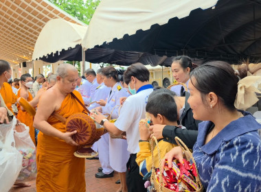 พิธีทำบุญตักบาตร เพื่อถวายพระราชกุศล ... พารามิเตอร์รูปภาพ 10